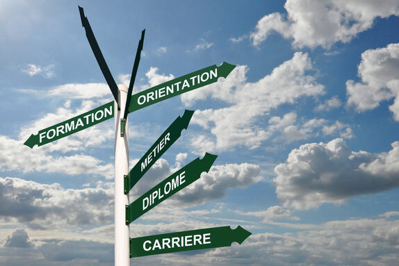photo-panneaux-indicateurs-formation-orientation-dipl-me-m-tier-carri-re-1909.jpeg